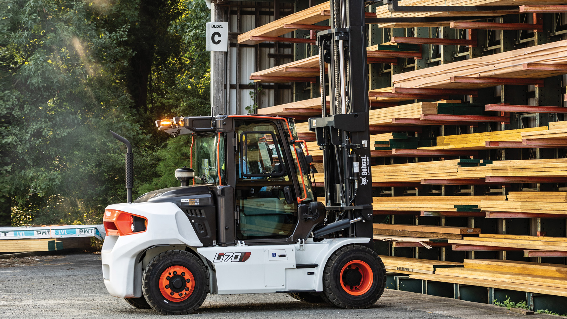 Wyróżnikiem dla naszej oferty jest pełna transparentność. Maszyny pochodzą z floty wynajmu WDX S.A. lub zostały pozyskane w ramach wymiany na nowe od naszych stałych Klientów. Wózki używane z naszej oferty od początku eksploatacji były regularnie i w pełnym zakresie serwisowane przez naszych techników oraz posiadają pełną historię serwisową.